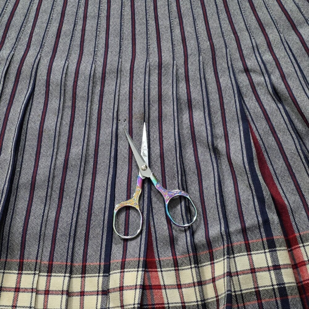 Highland Queen Plaid Reversible Pleated Skirt Womens 12 Blue Red White VTG FLAWS - Picture 14 of 16